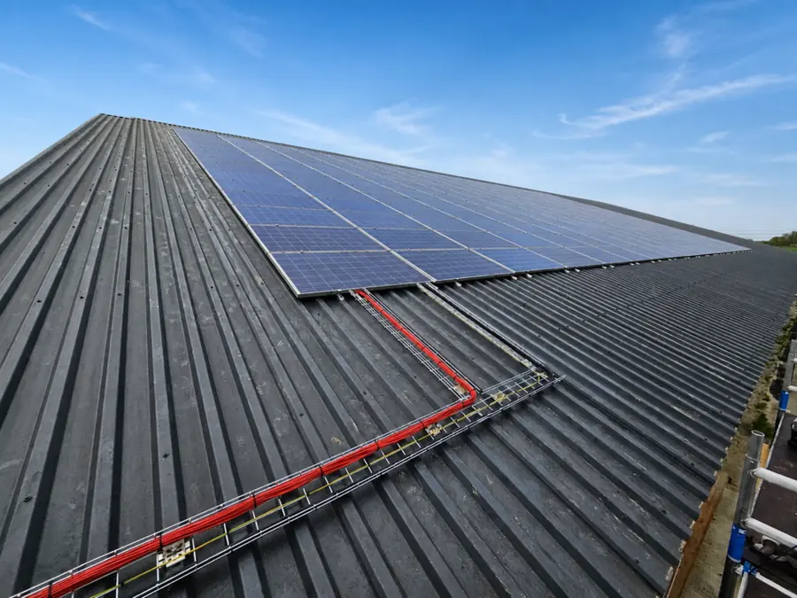 Zonnepanelen op een schuin dak, geplaatst door DoeHetSolar